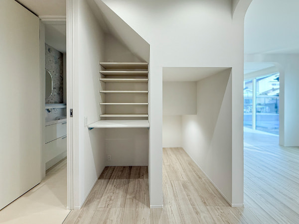 施工例28_階段下収納